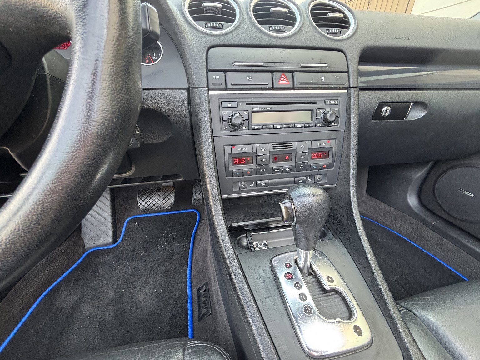 Interior image of 2003 Audi A4 Cabriolet 2.4 V6 Multitronic