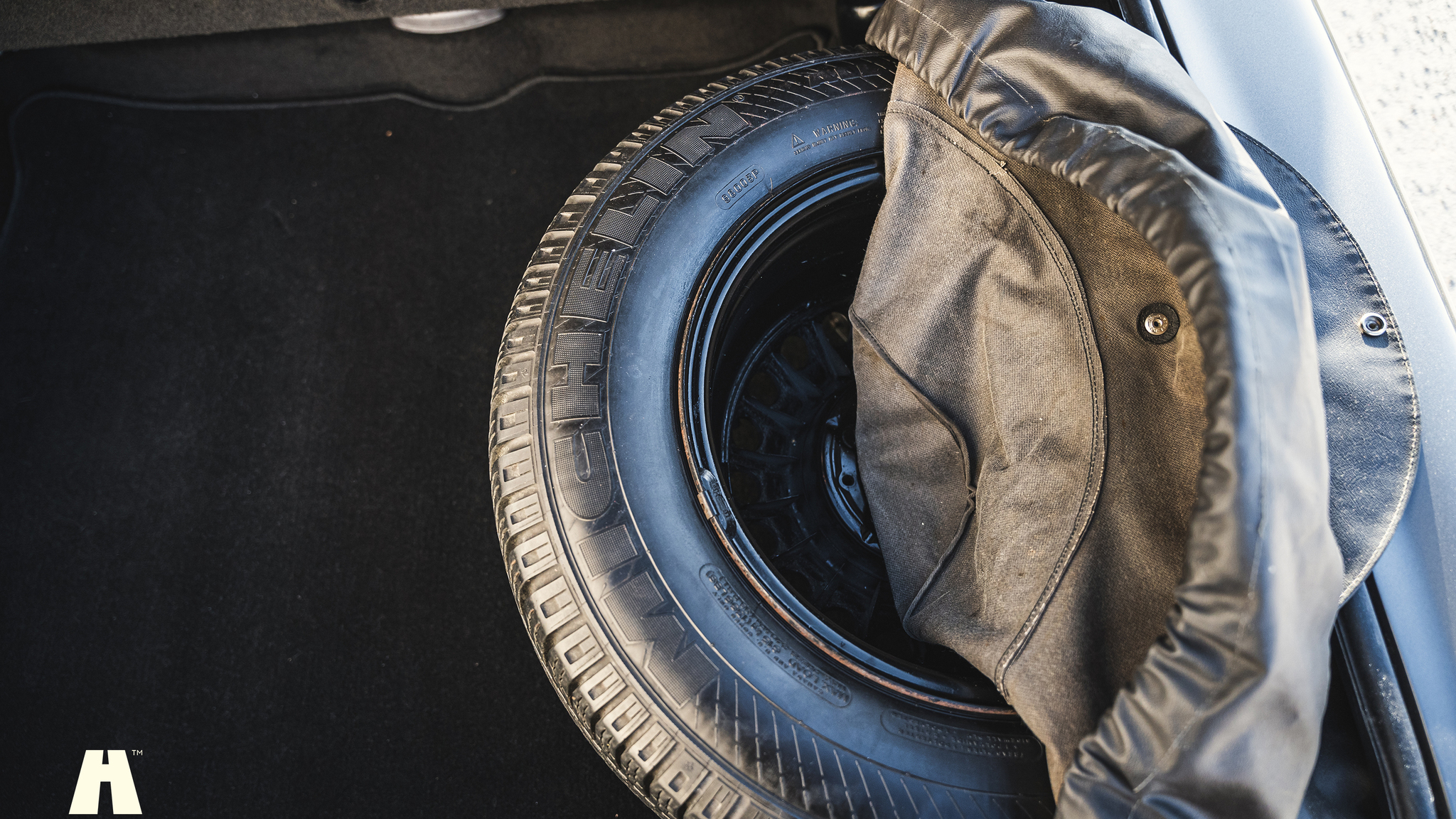 Interior image of 1970 Mercedes 280 SL Pagoda (88)