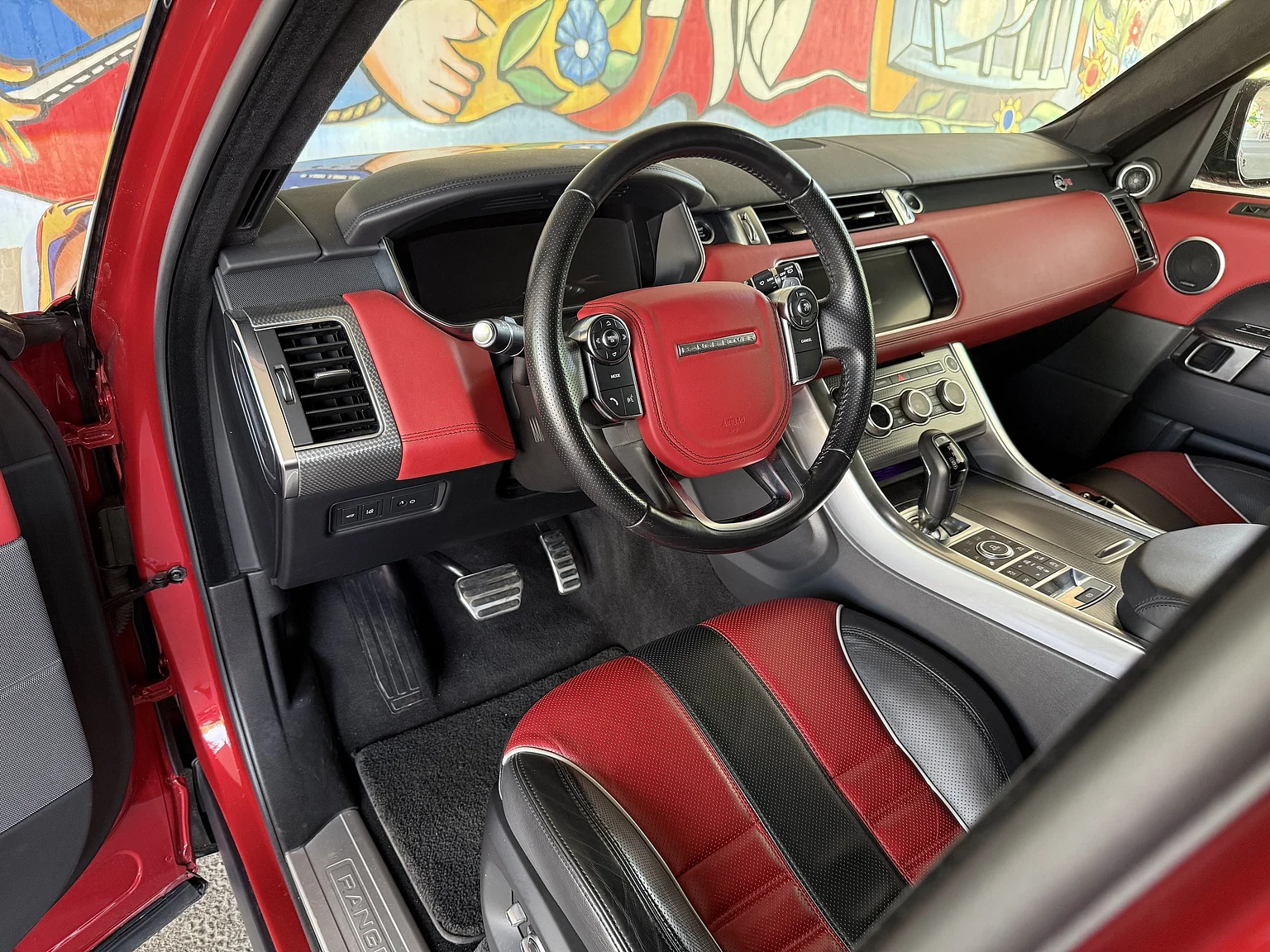 Innenraumfoto von 2017 Range Rover Sport SVR (3)