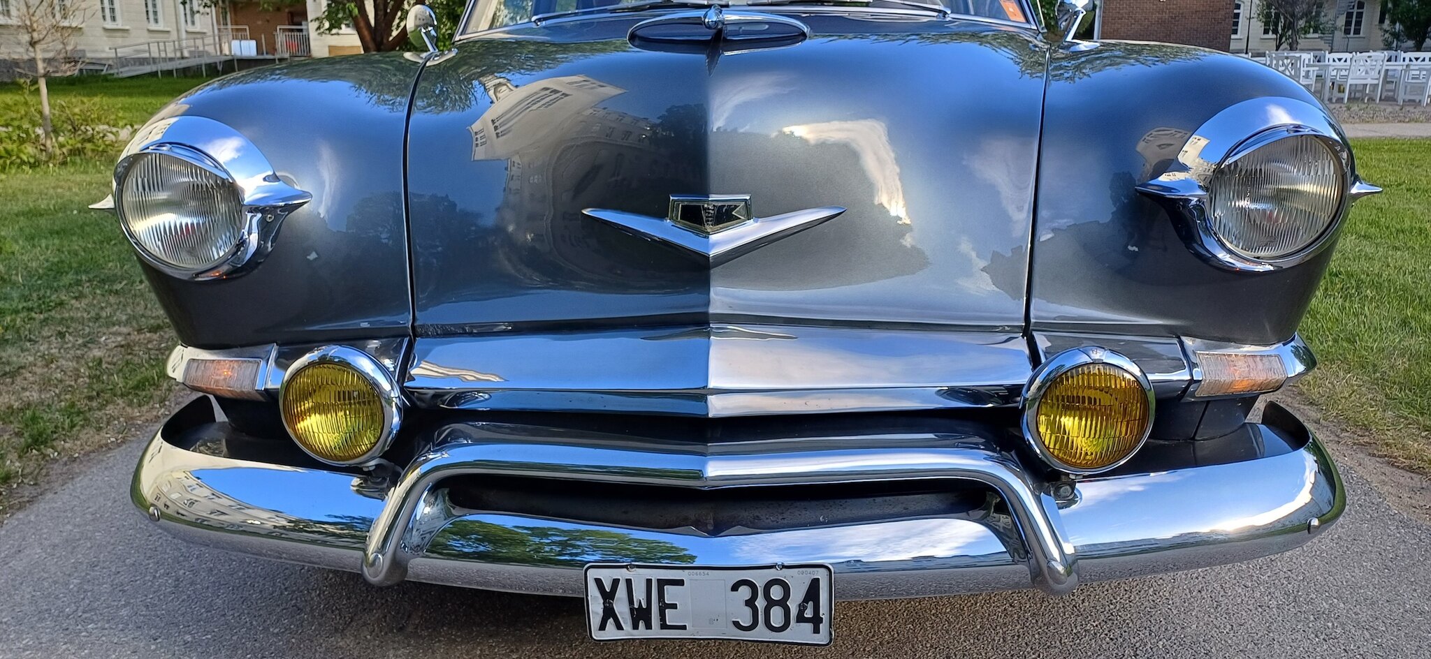 Exteriörbild på 1953 Kaiser Deluxe Club 2-door
