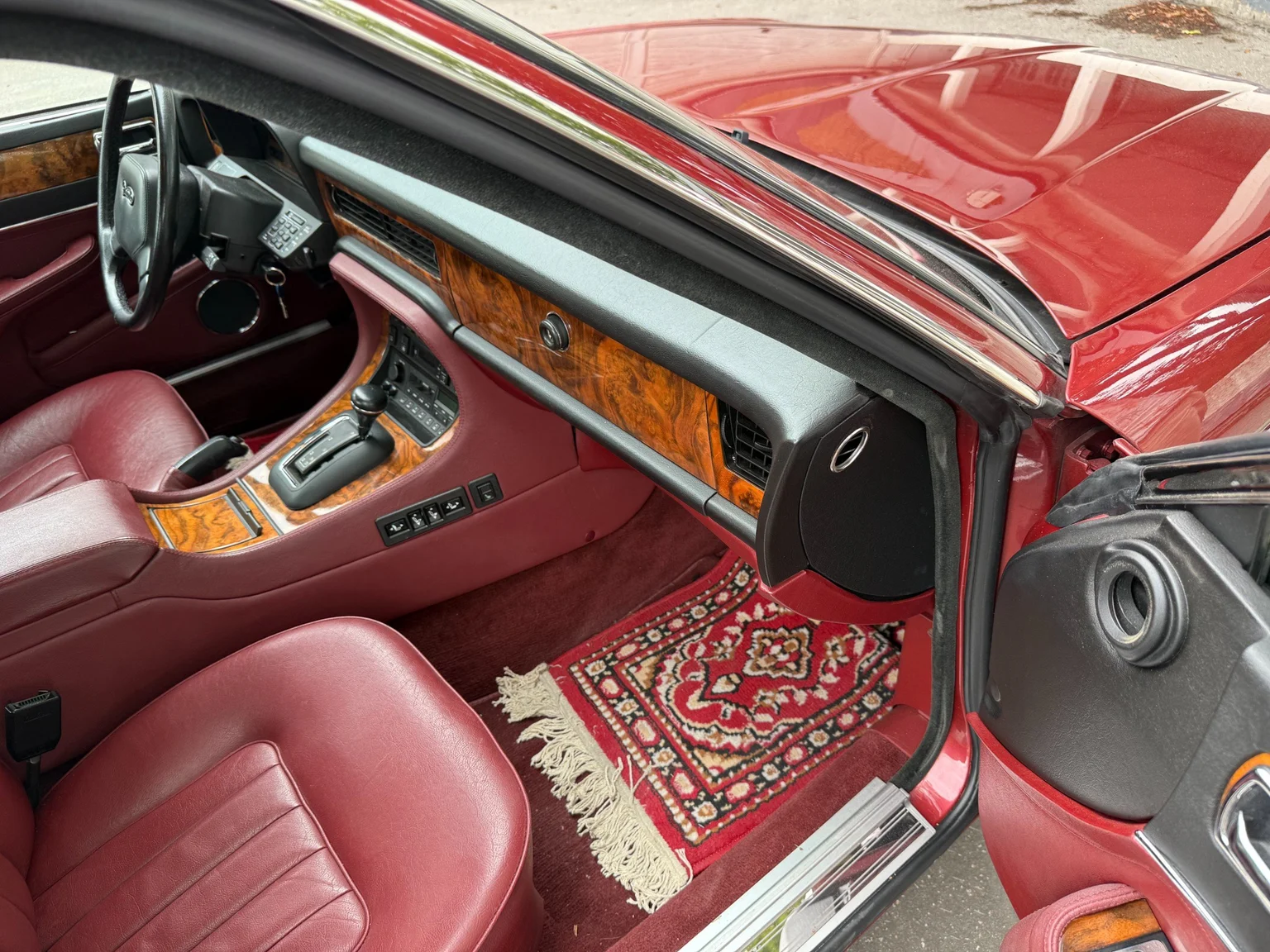 Interior image of 1988 Daimler Six (47)