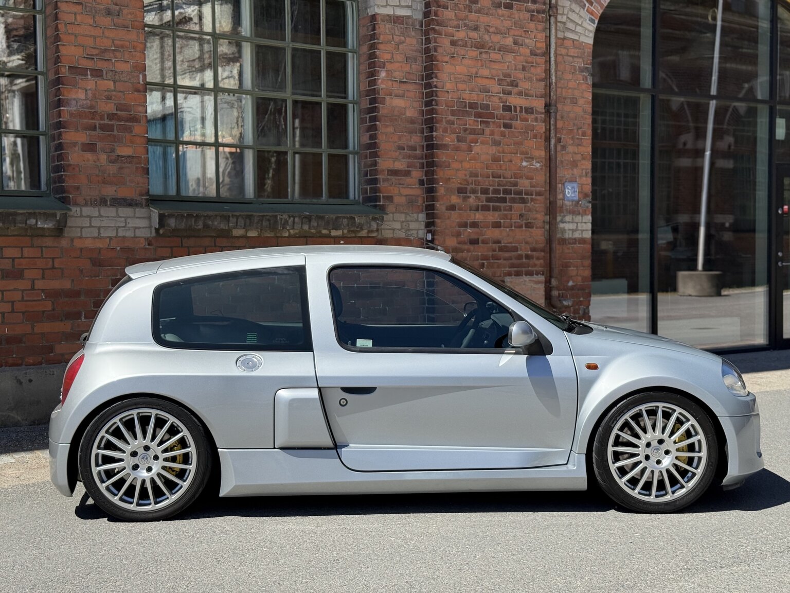 Exterior image of 2002 Renault Clio Sport V6