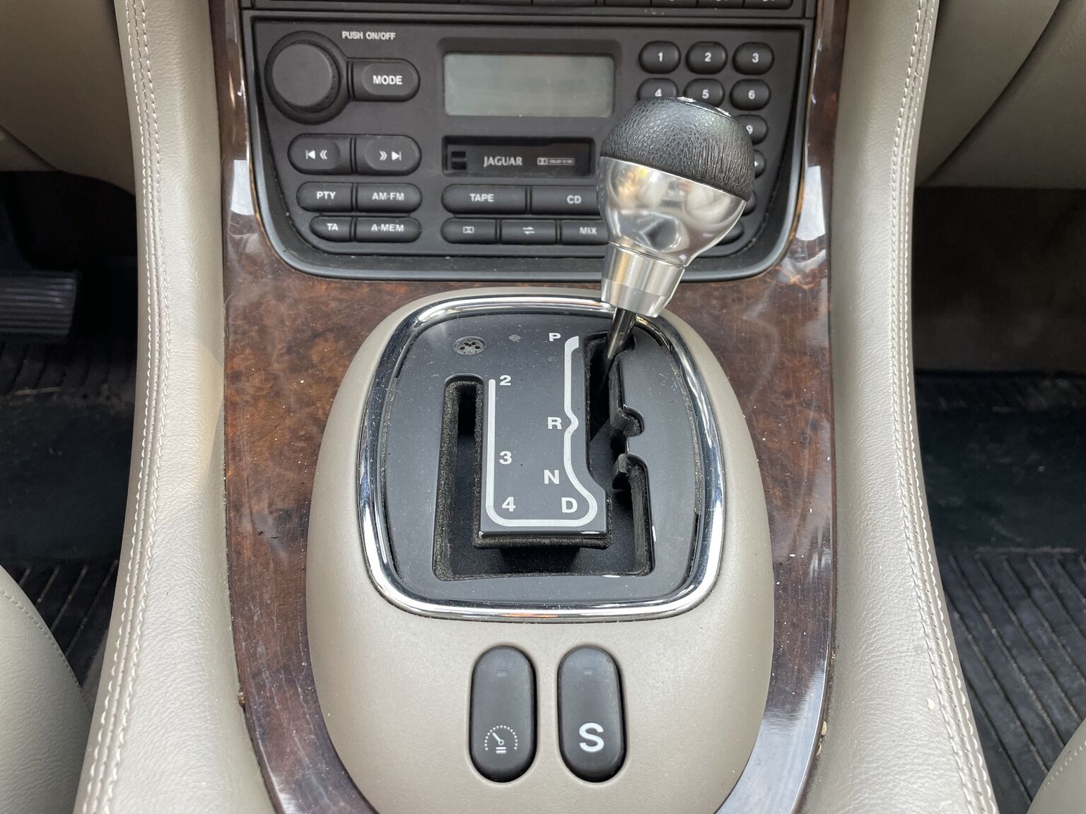 Interior image of 1998 Jaguar XJ8 Sovereign (47)