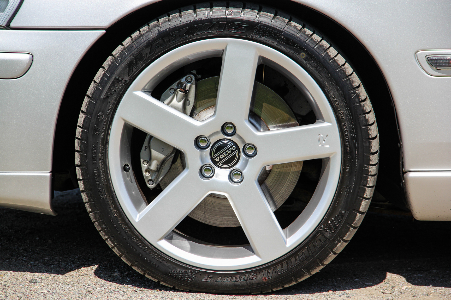 Exterior image of 2005 Volvo V70 R AWD (46)