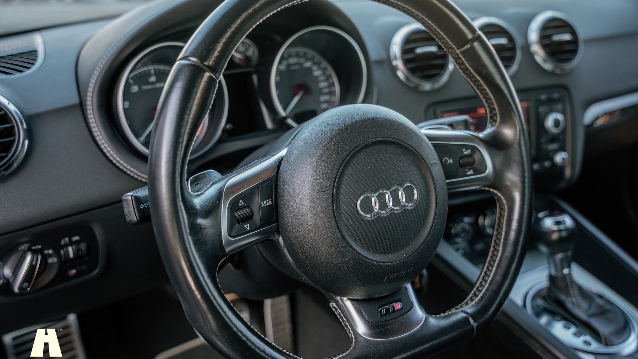 Interior image of 2009 Audi TTS (16)