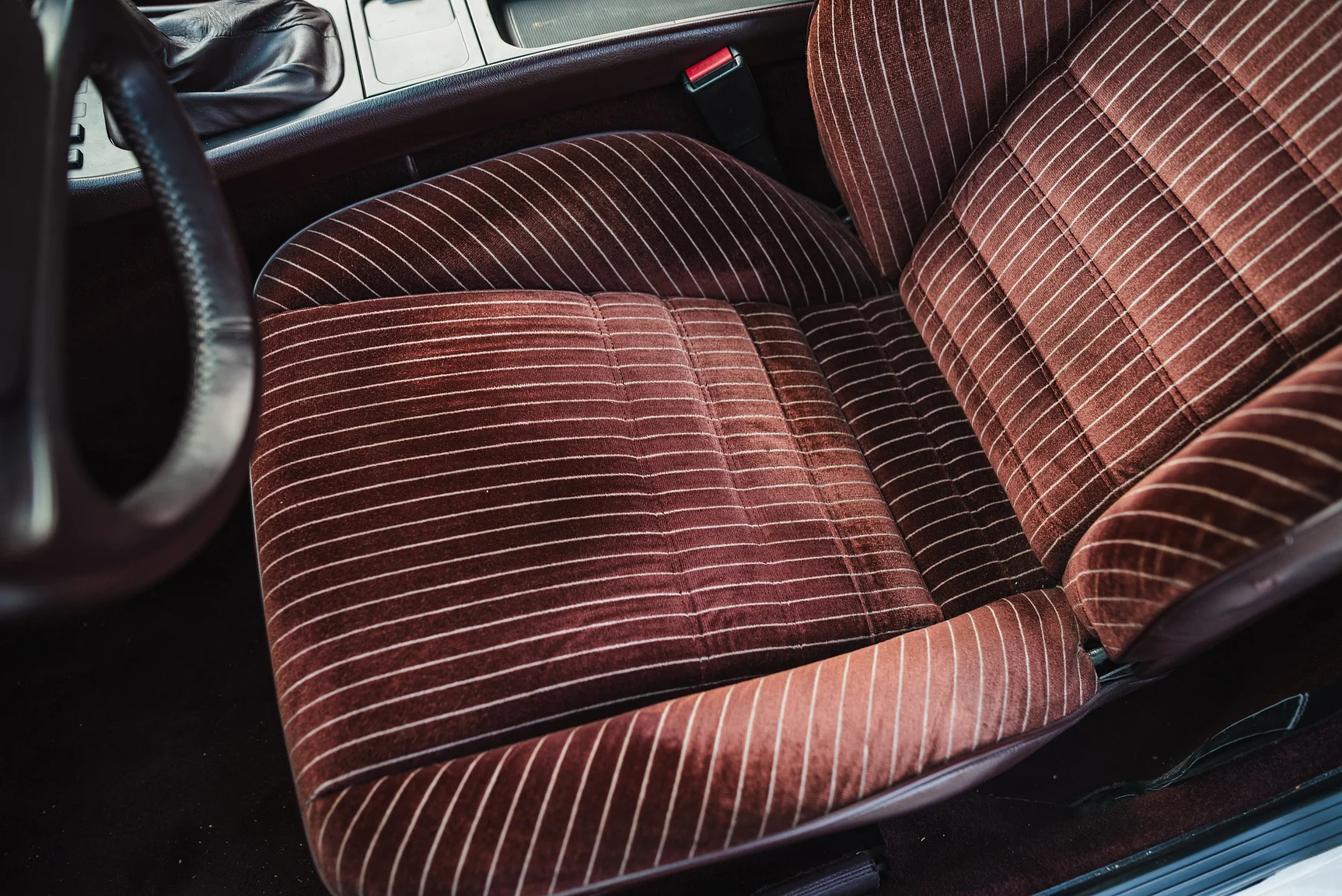 Interior image of 1986 Porsche 944R (12)