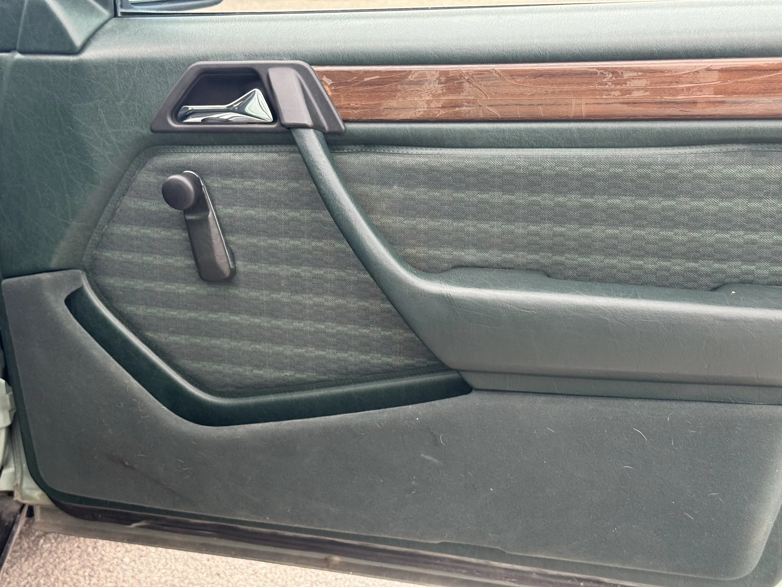 Interior image of 1991 Mercedes-Benz 300 E 4MATIC (43)