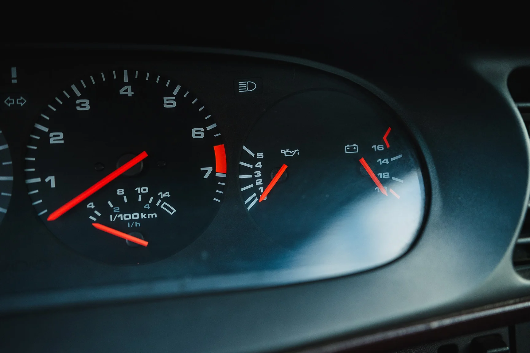 Interior image of 1986 Porsche 944R (39)