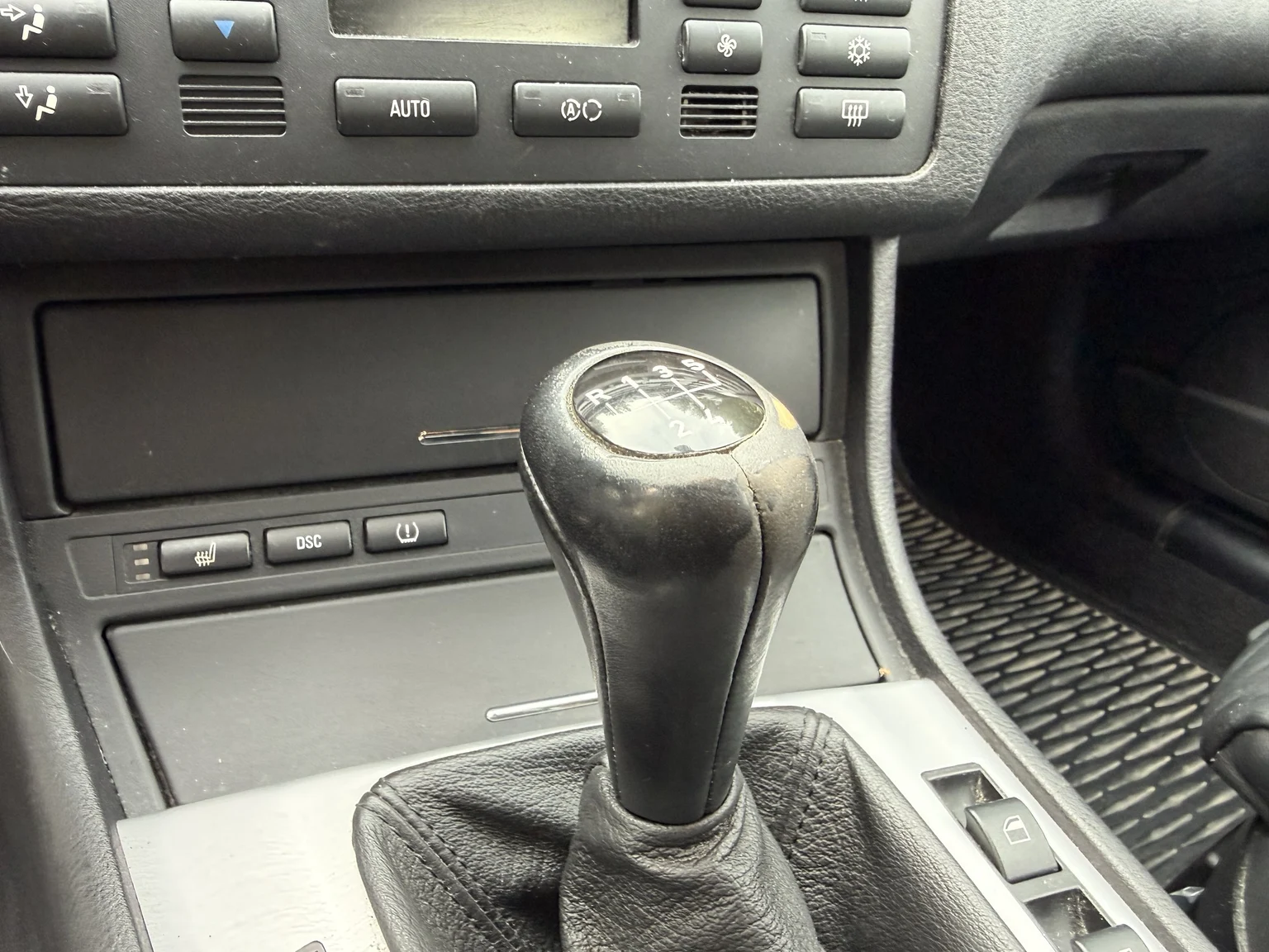 Interior image of 2005 BMW 320Ci (15)