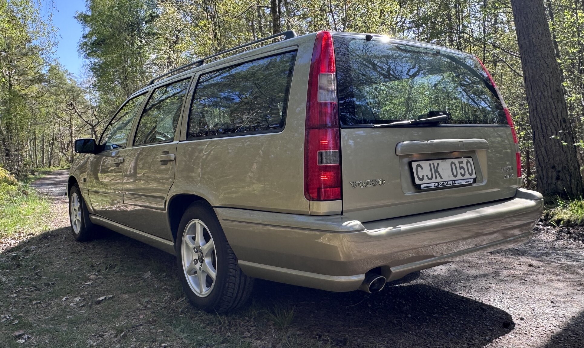 Exterior image of 1999 Volvo V70 2.5