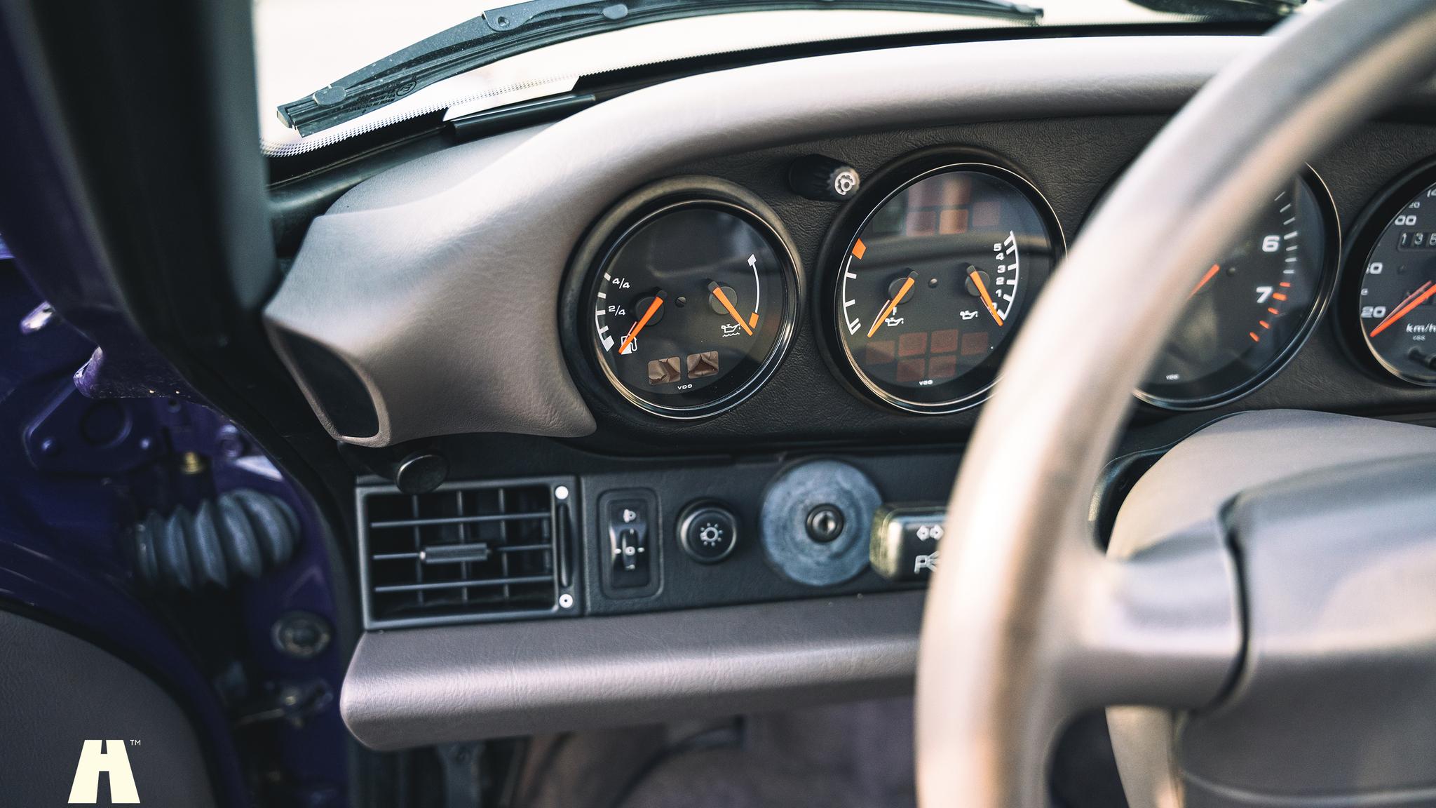 Interior image of 1994 Porsche 993 Cabriolet (28)