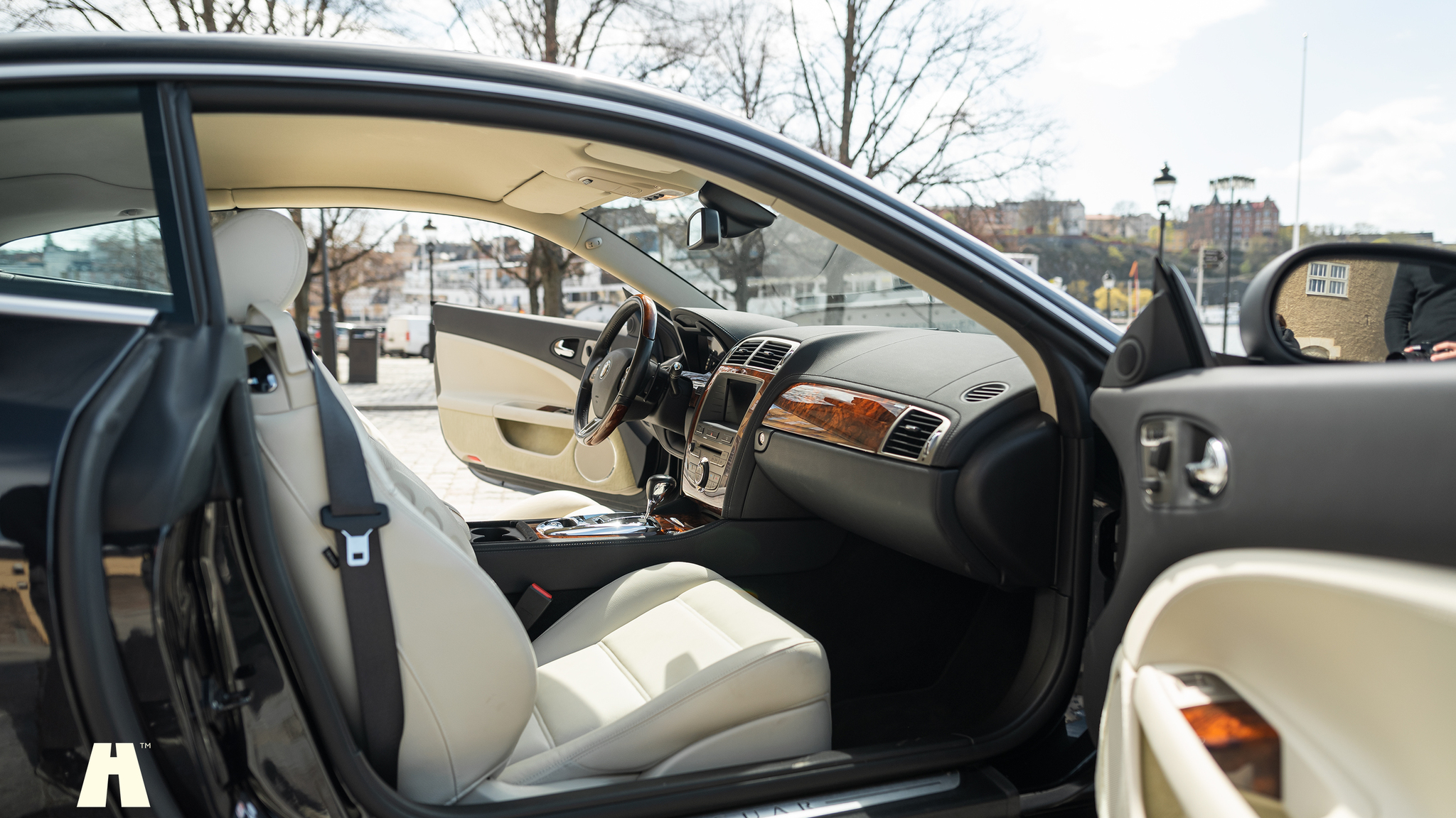 Interior image of 2008 Jaguar XKR (7)