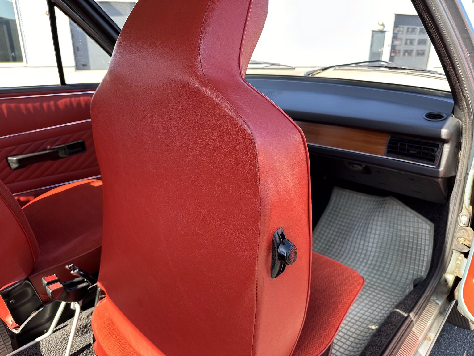 Innenraumfoto von 1974 Volkswagen Passat Two Door