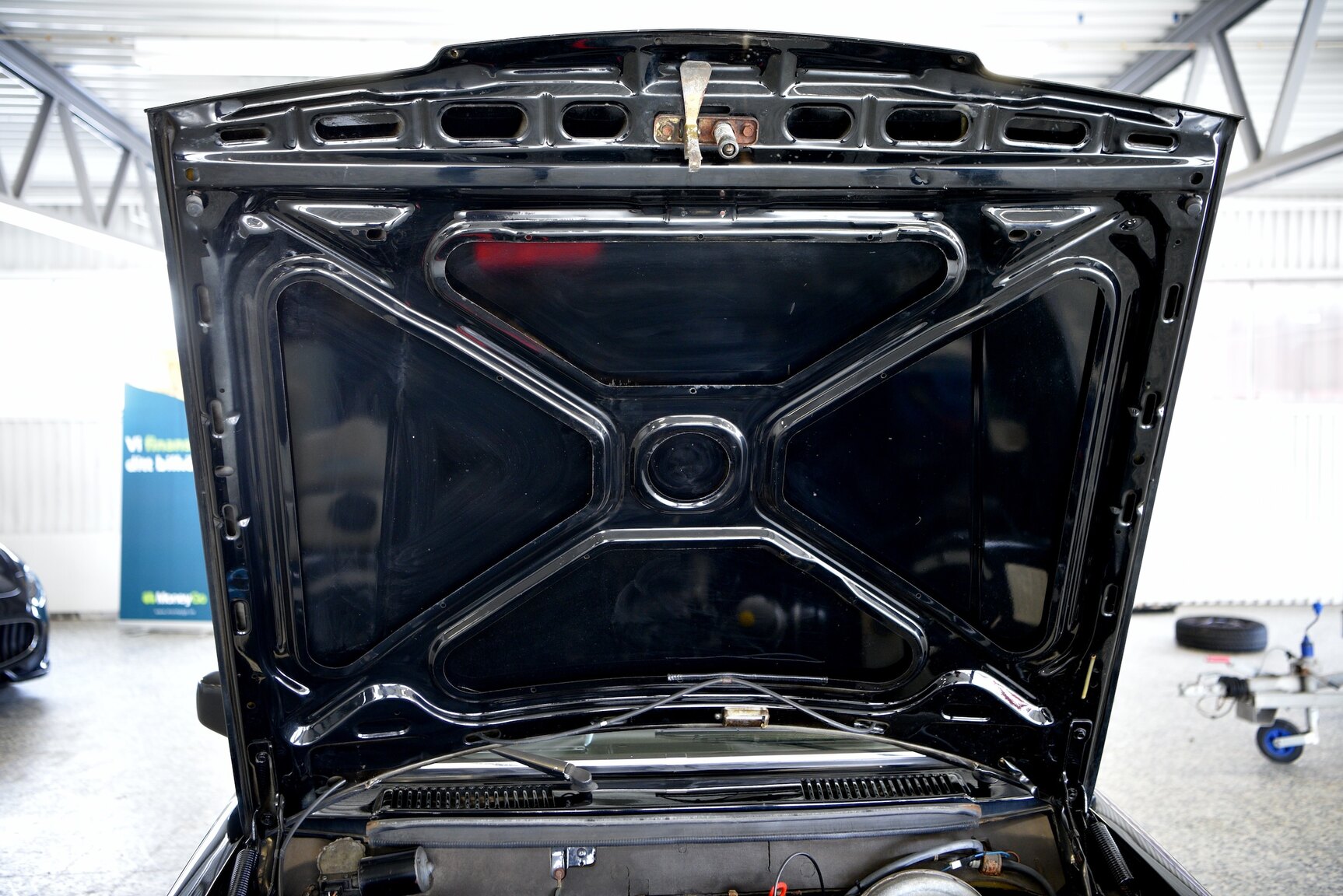 Image of 1986 Volvo 240 DL (10) mechanics