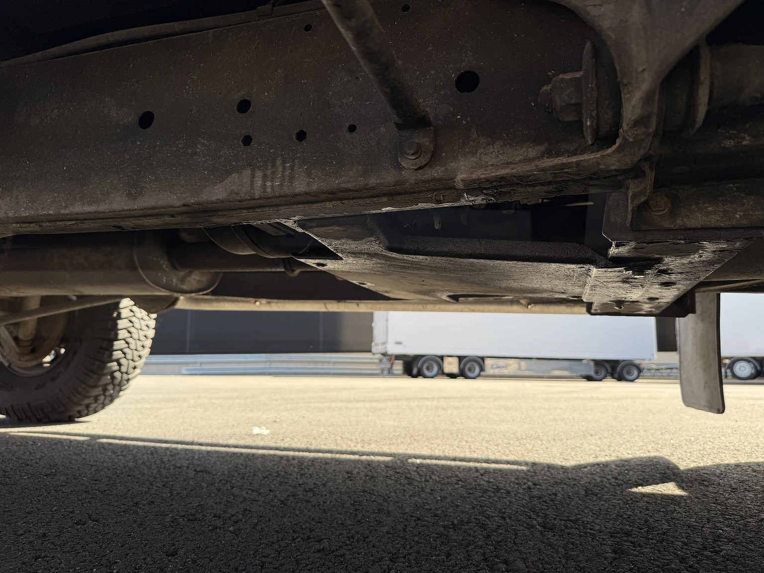 Image of 2000 Land Rover Defender 110 Tomb Raider mechanics (21)