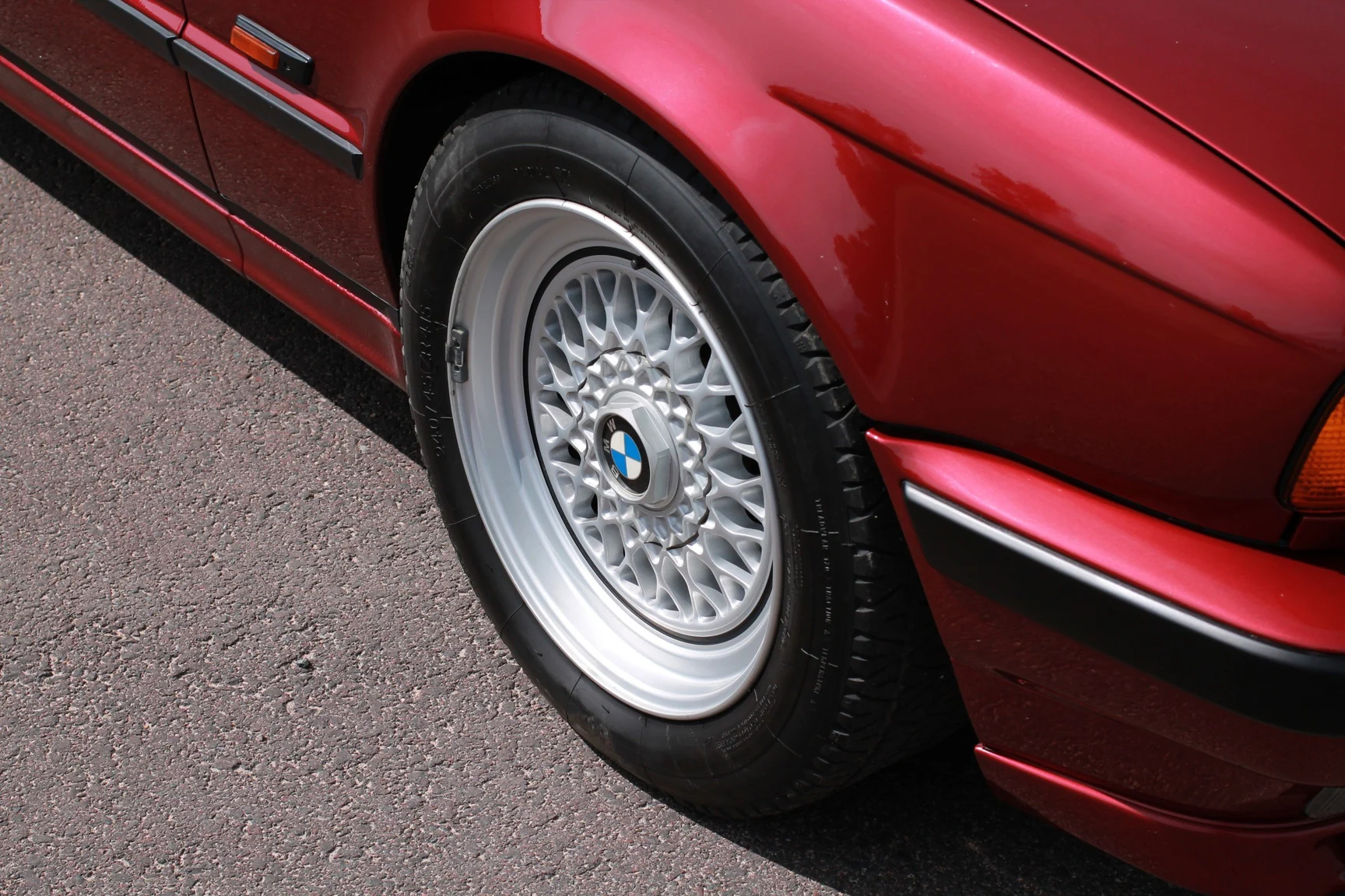 Exteriörbild på 1993 BMW 540i Sedan (16)