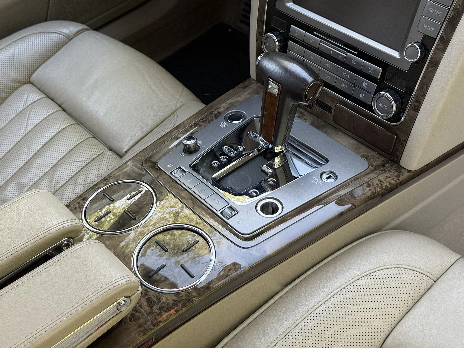 Innenraumfoto von 2009 Volkswagen Phaeton W12 LWB Executive (58)