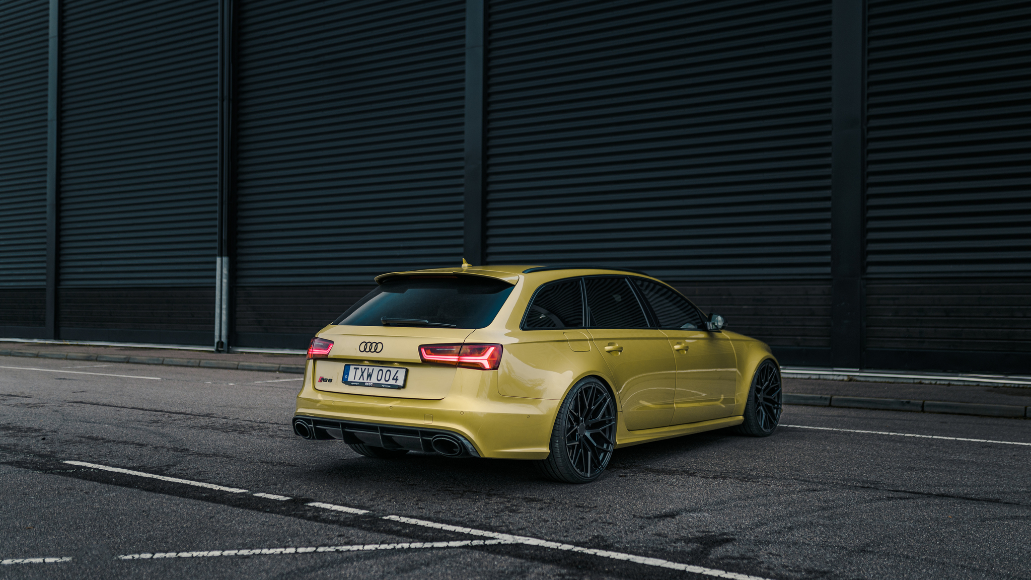 Exterior image of 2016 Audi RS6 Avant Exclusive (12)