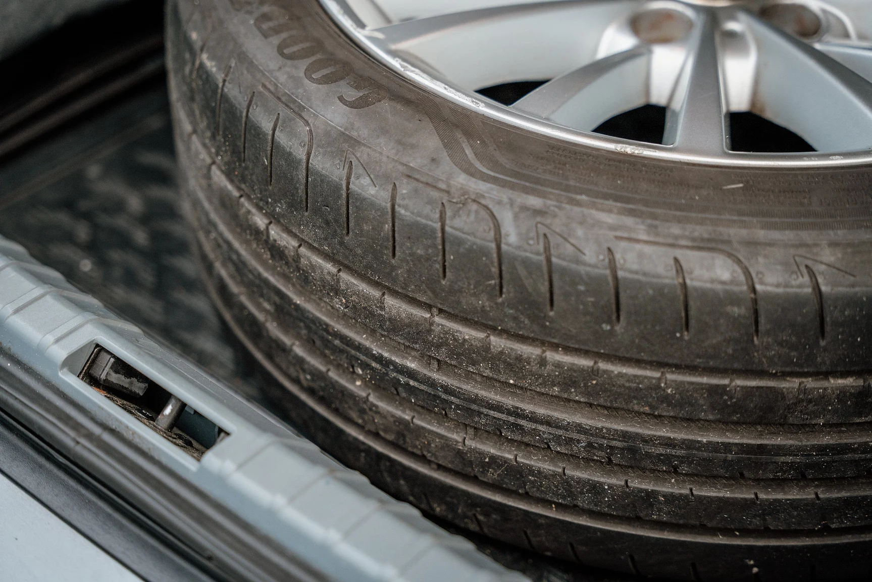 Exterior image of 2010 BMW 325i Sedan (30)