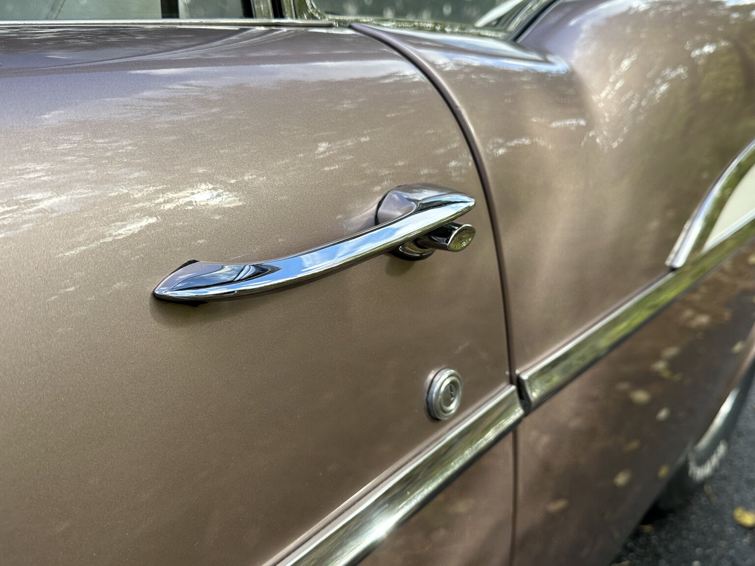 Exteriörbild på 1957 Chevrolet Two-Ten Restomod (51)