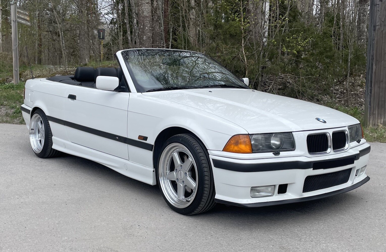 Exterior image of 1995 BMW 328 iA Convertible