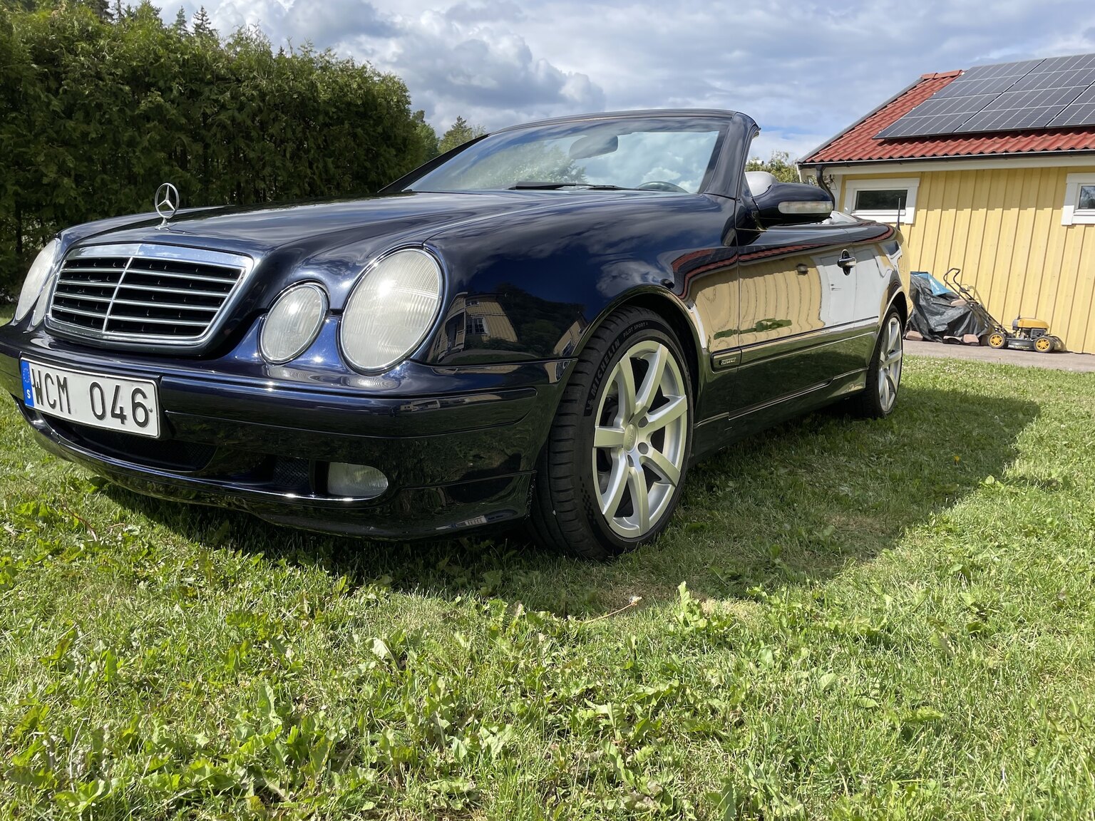 Exterior image of 2001 Mercedes-Benz CLK 230 Kompressor