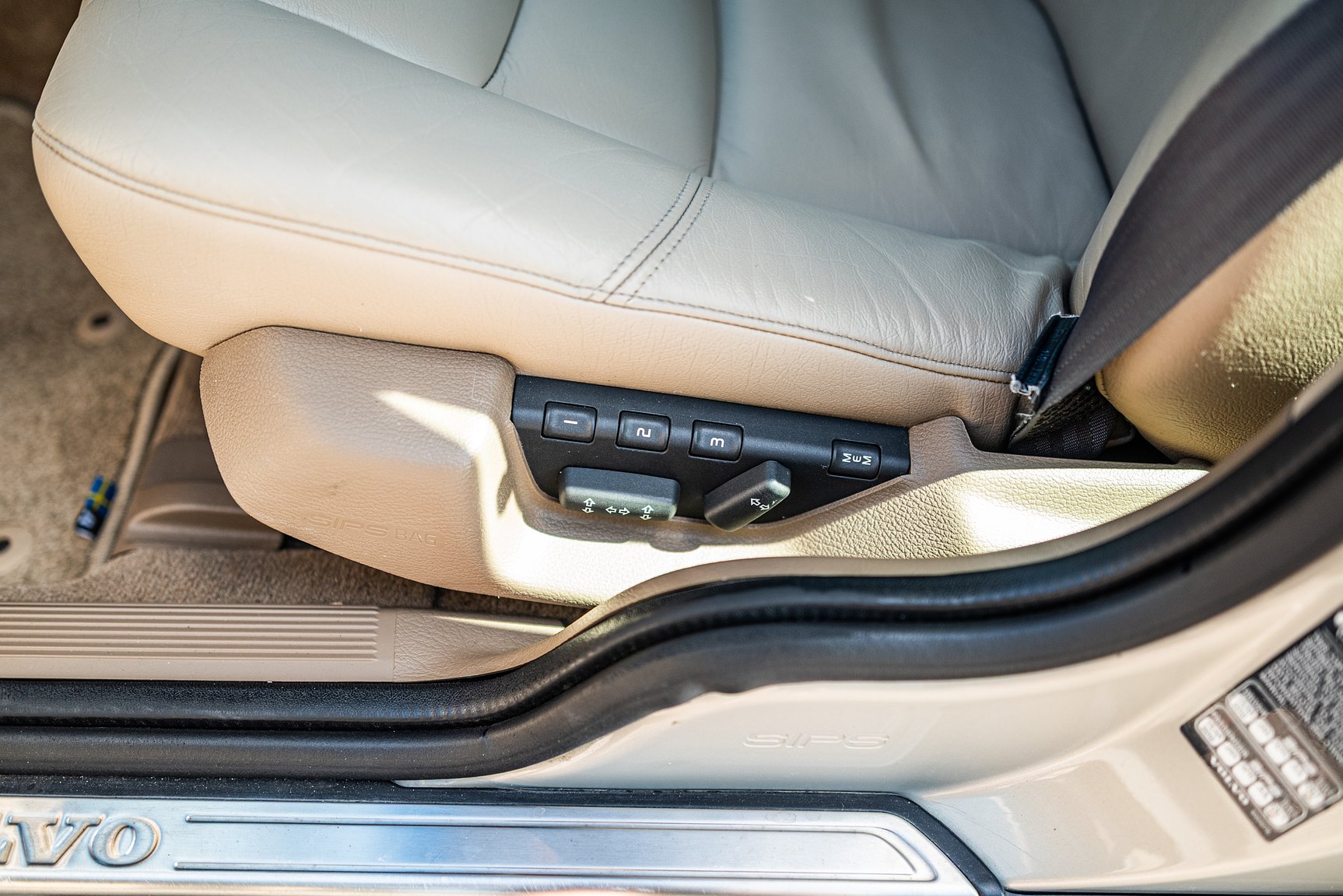 Interior image of 2000 Volvo V70 XC 2.4 T AWD 