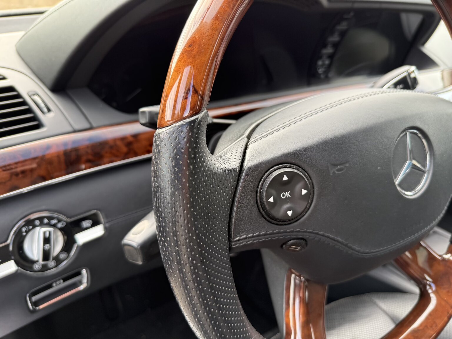 Innenraumfoto von 2007 Mercedes-Benz S 500 L 4Matic 7G-Tronic