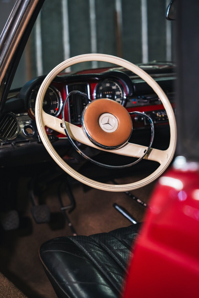 Innenraumfoto von 1966 Mercedes-Benz 230 SL 