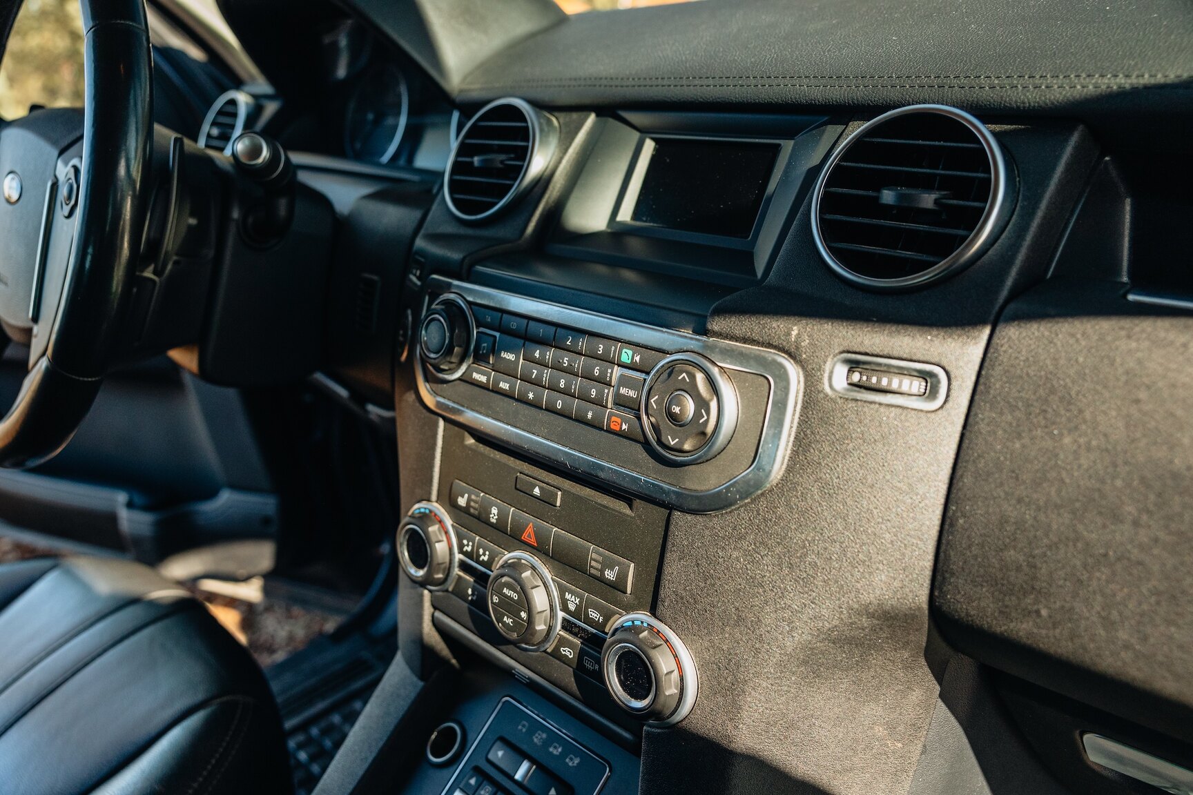 Interior image of 2015 Land Rover Discovery 3.0 TDV6