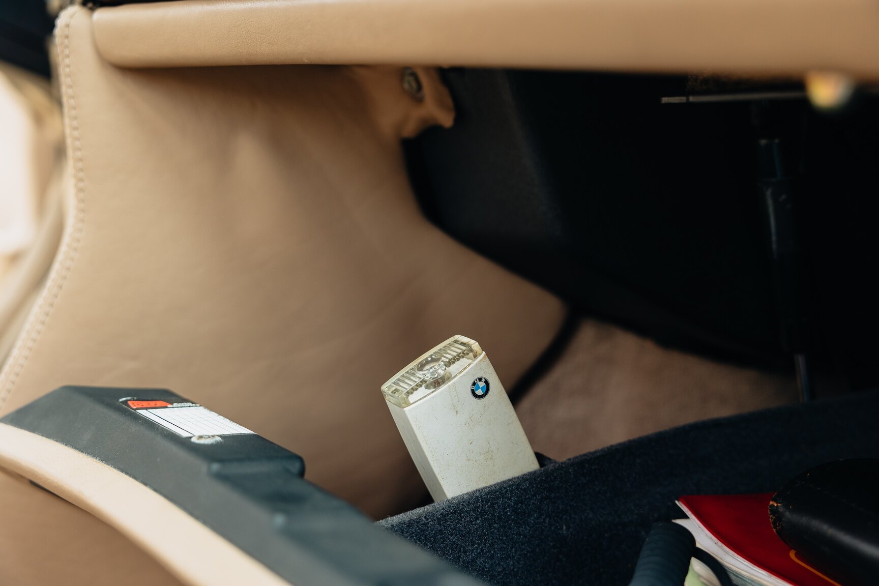 Interior image of 1990 BMW 750iL (27)