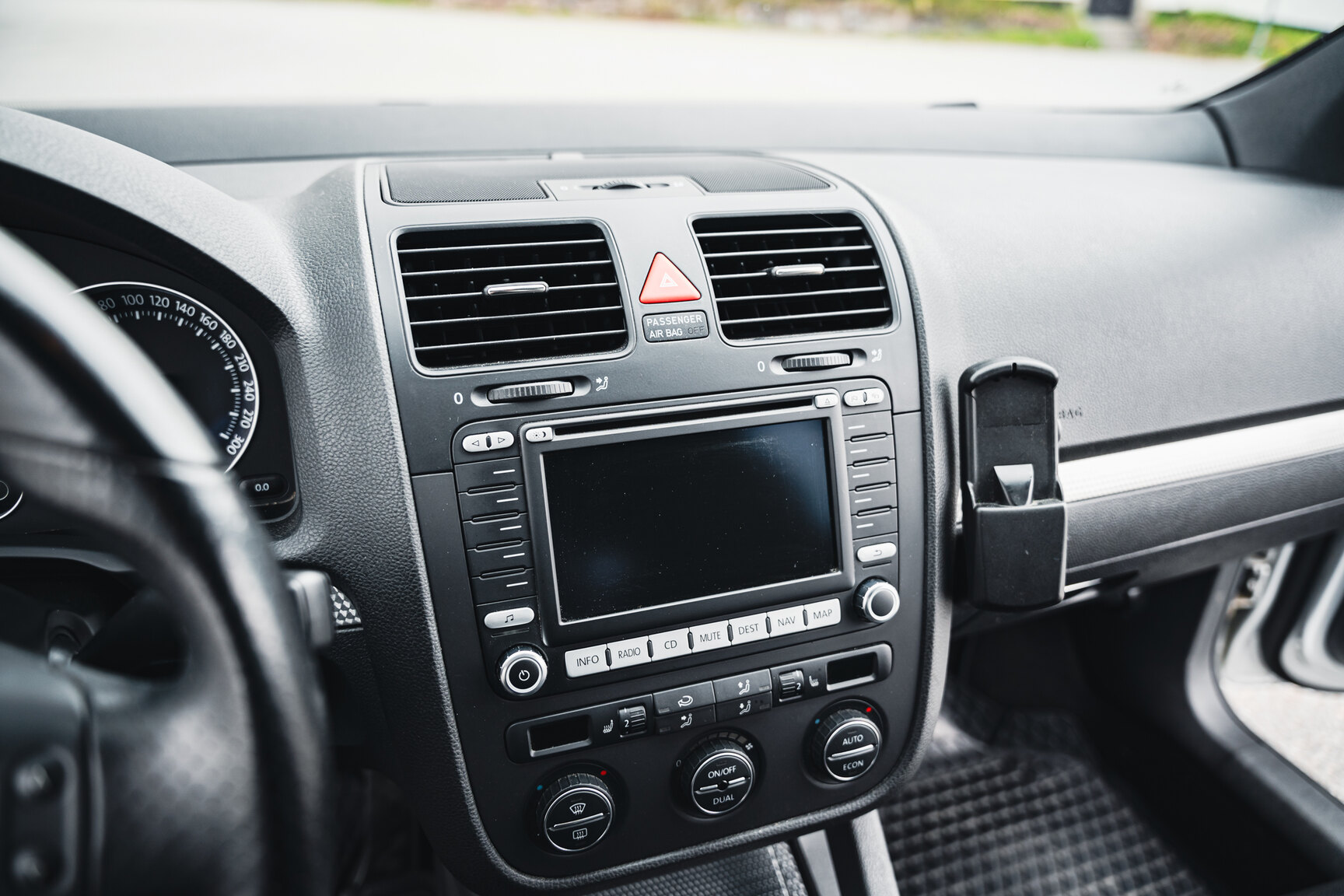 Innenraumfoto von 2007 Volkswagen Golf R32 (27)