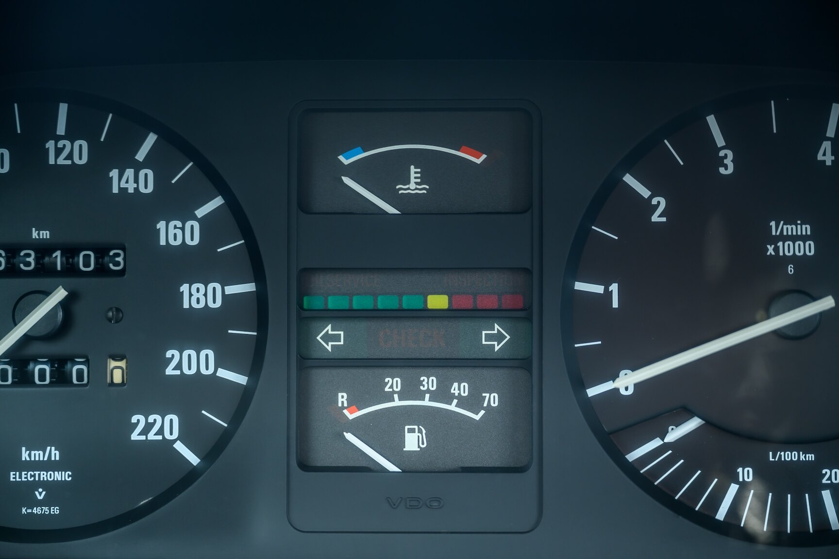 Interior image of 1986 BMW 520i