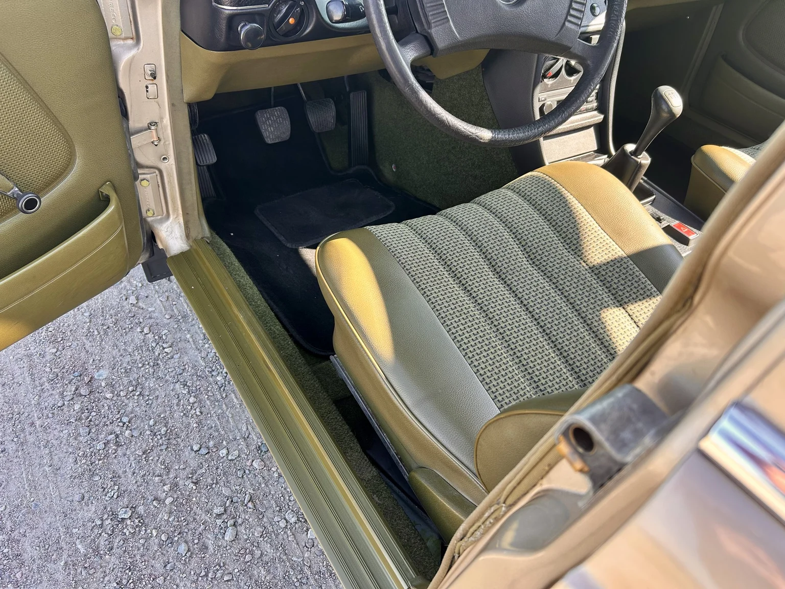 Innenraumfoto von 1976 Mercedes-Benz 300 D (3)