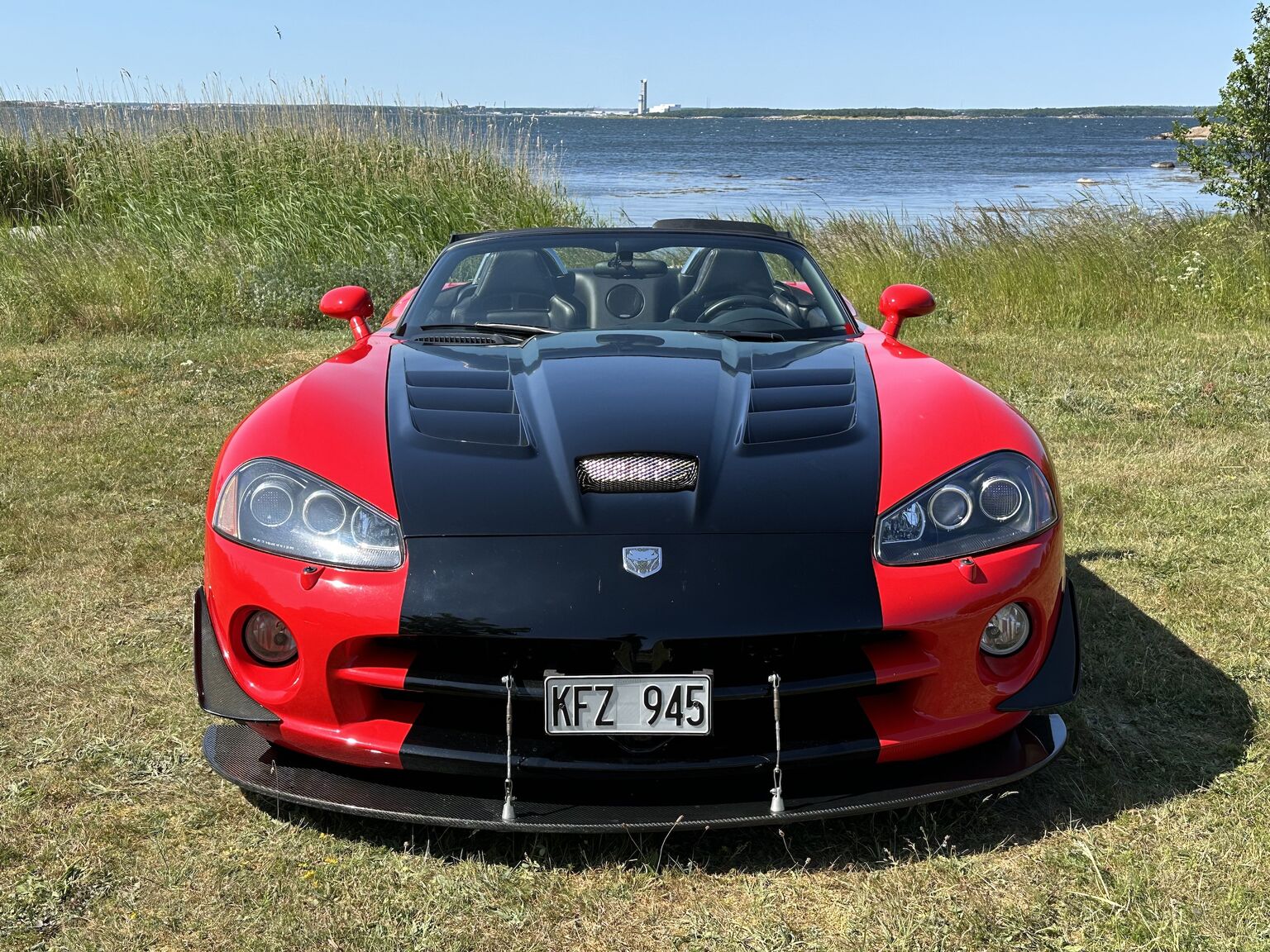 Exterior image of 2004 Dodge Viper SRT-10 (20)