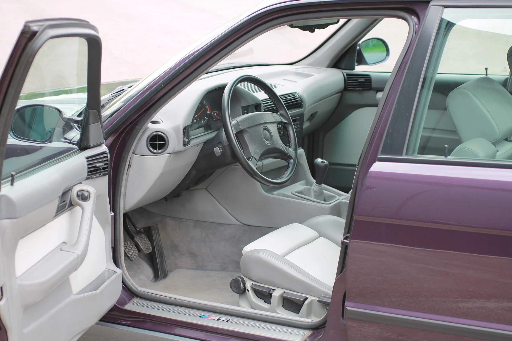 Interior image of 1993 BMW M5 Touring 3.8 Manual (3)