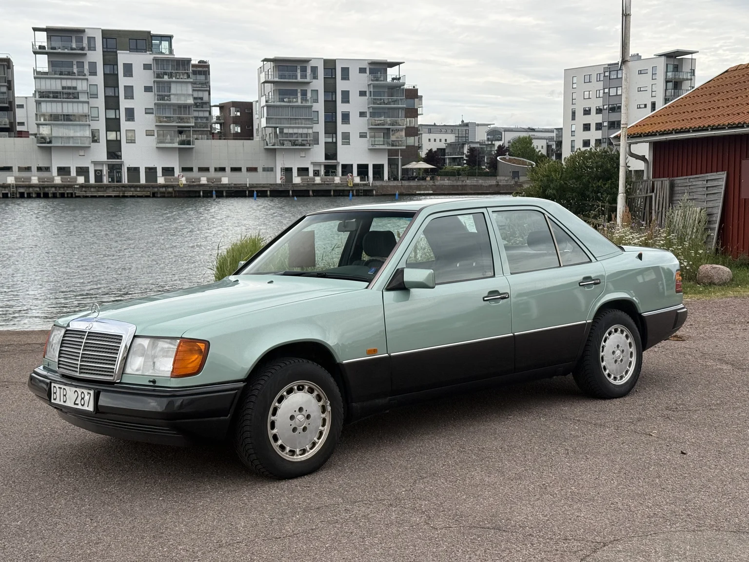 Exterior image of 1991 Mercedes-Benz 300 E 4MATIC (14)
