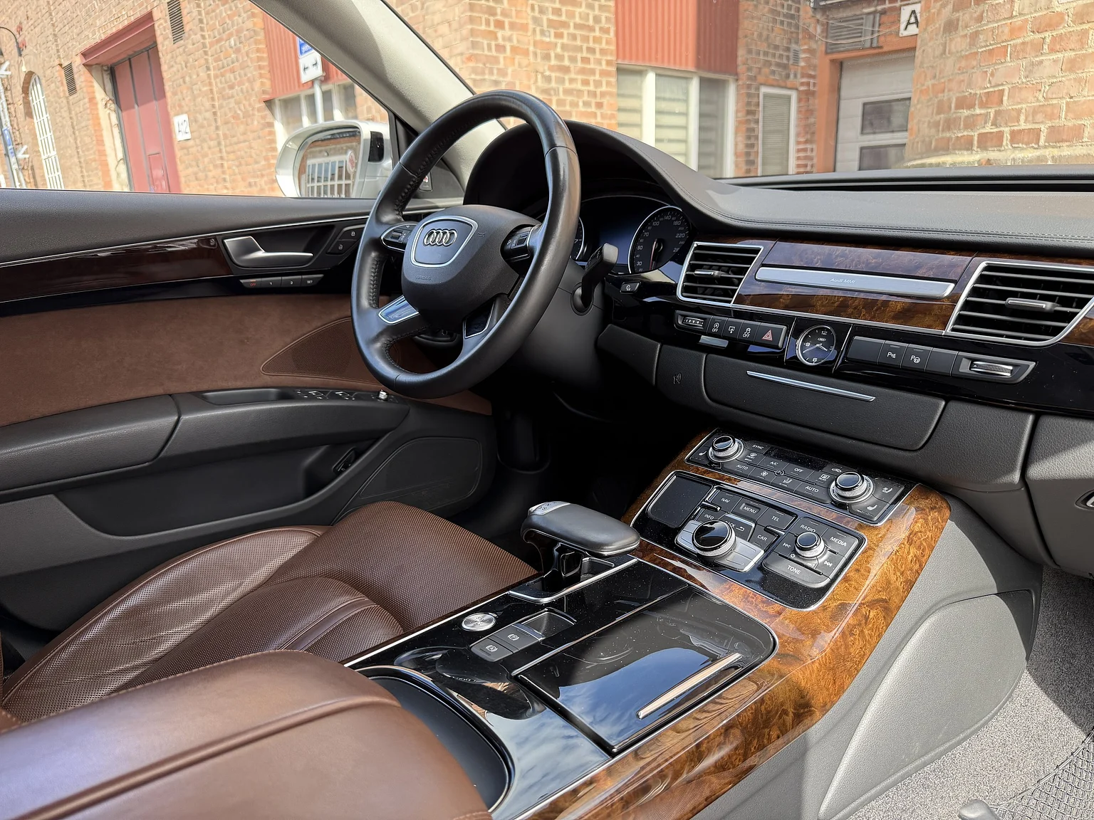 Interior image of 2014 Audi A8 4.0 TFSI (105)