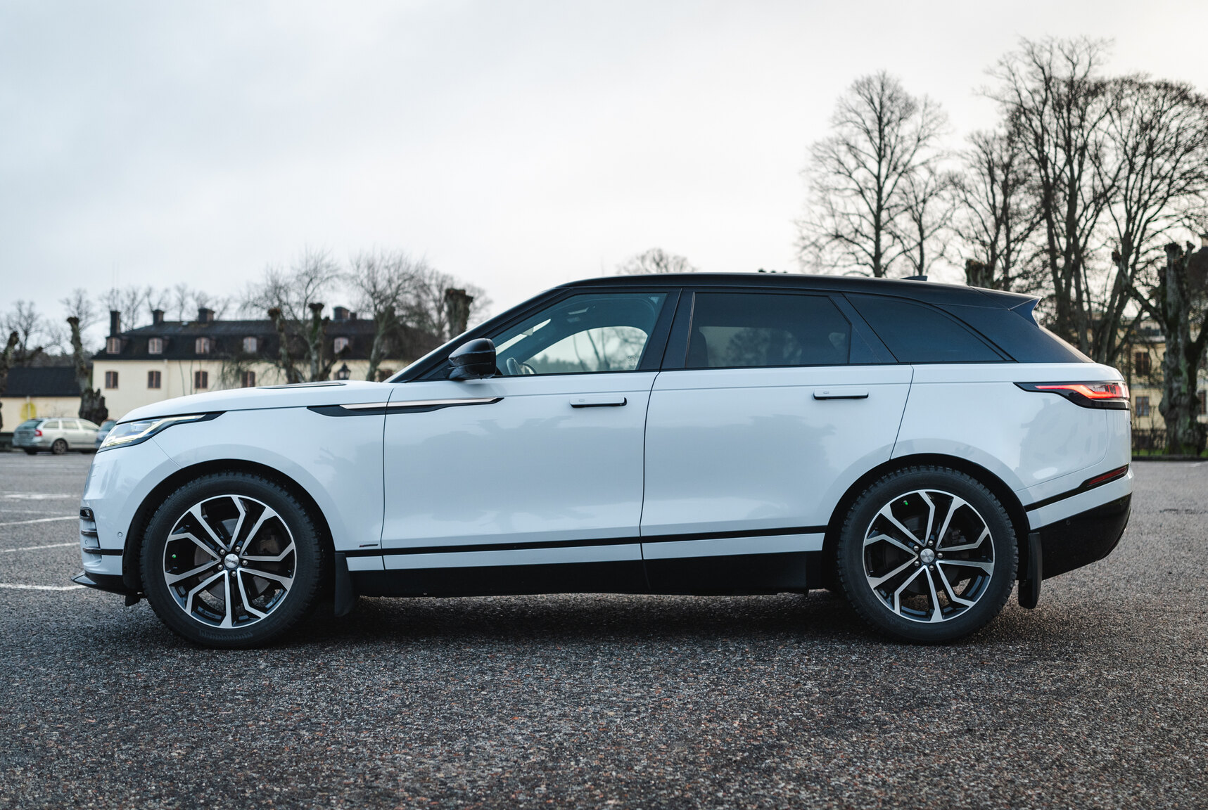 Exterior image of 2018 Range Rover Velar D300 AWD HSE