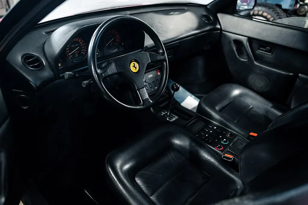 Interiörbild 1992 Ferrari Mondial (2)