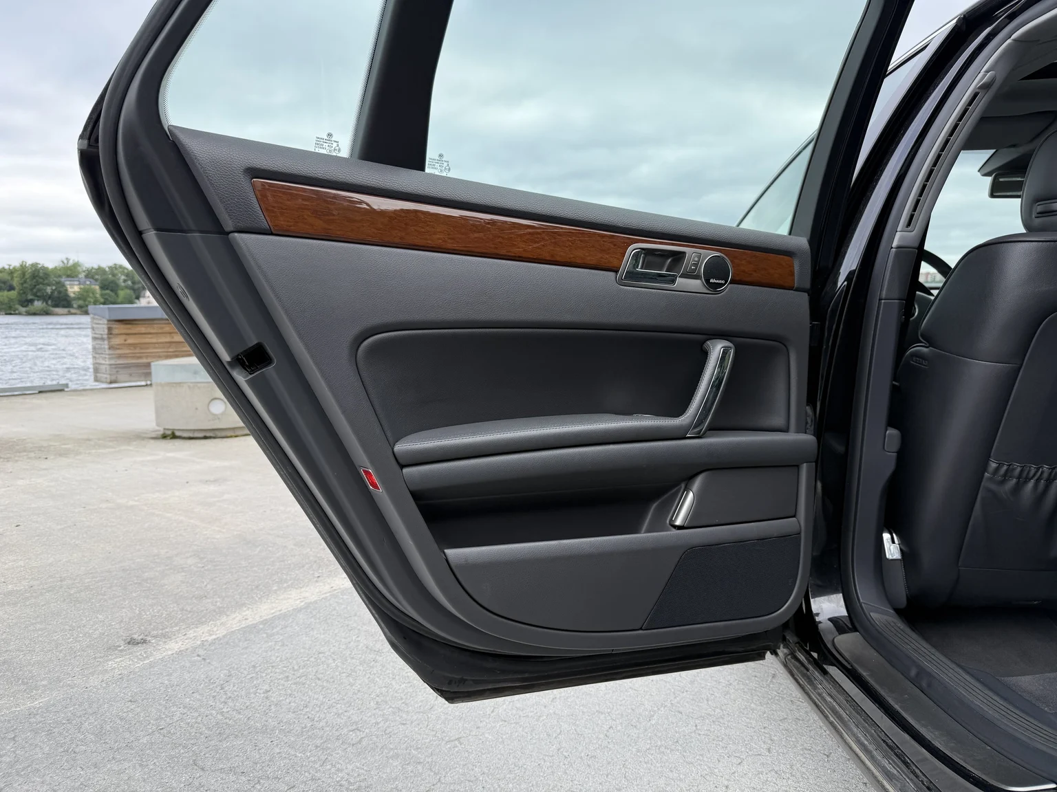 Innenraumfoto von 2013 Volkswagen Phaeton 3.0 TDI (38)