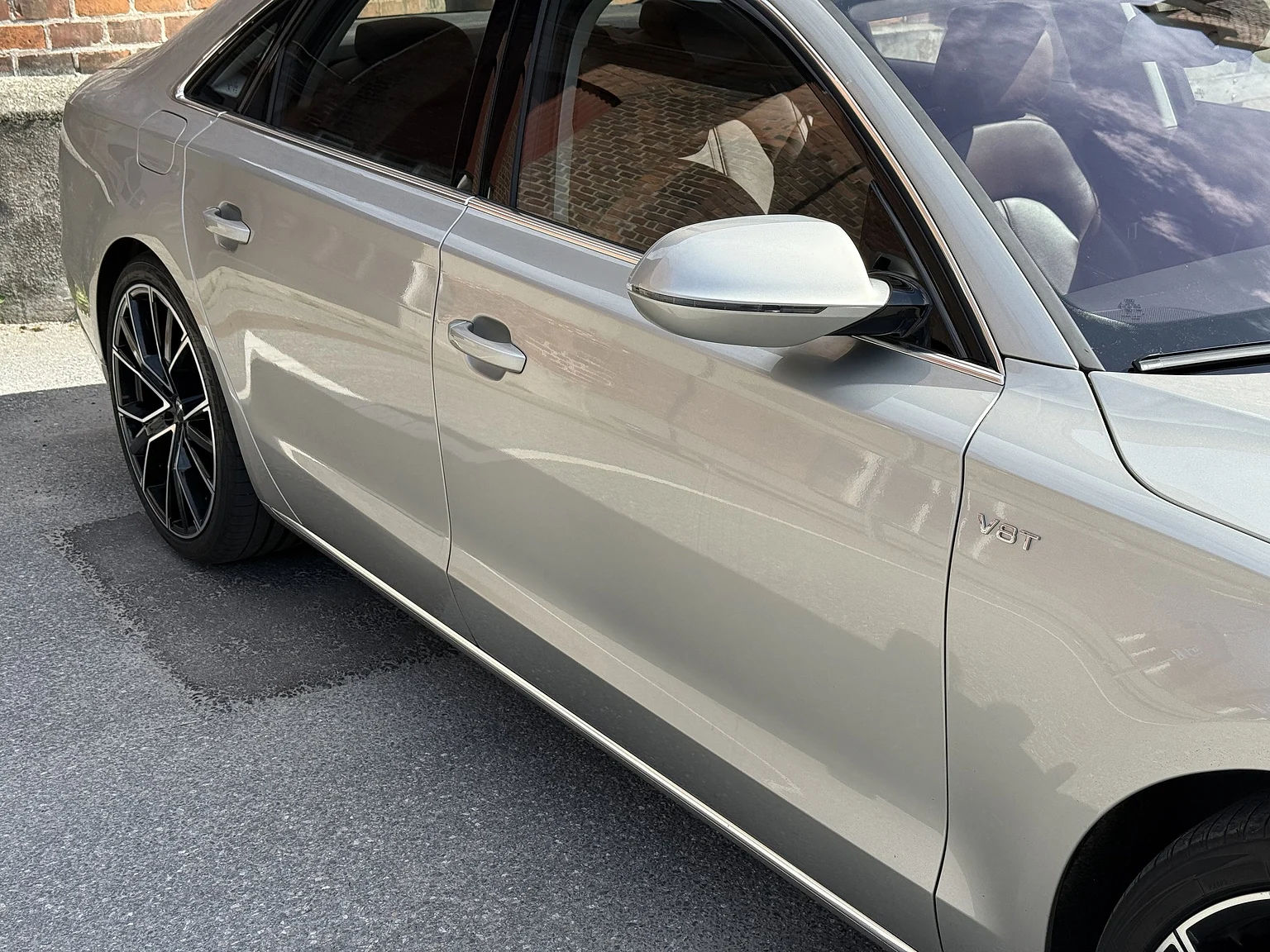 Exterior image of 2014 Audi A8 4.0 TFSI (17)