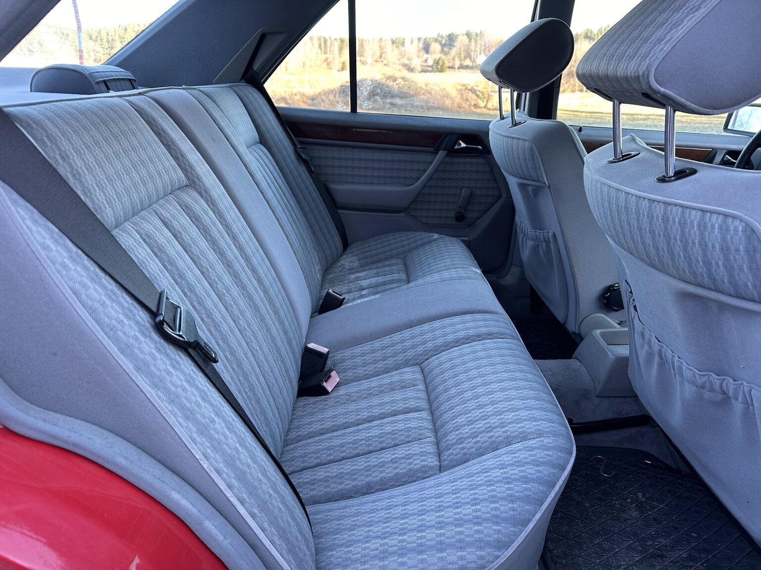 Innenraumfoto von 1990 Mercedes-Benz 200 E