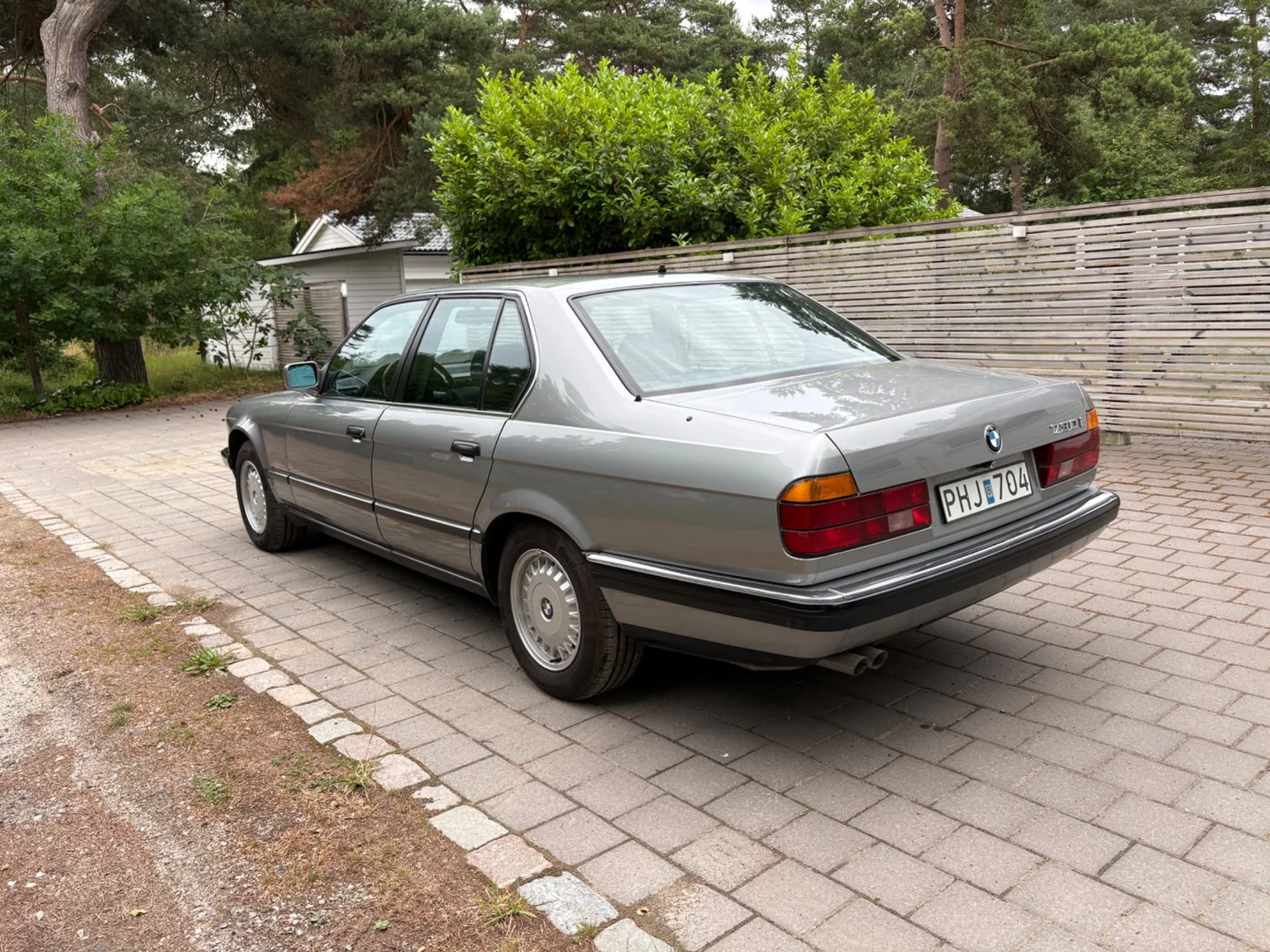 Exteriörbild på 1988 BMW 730iA (1)