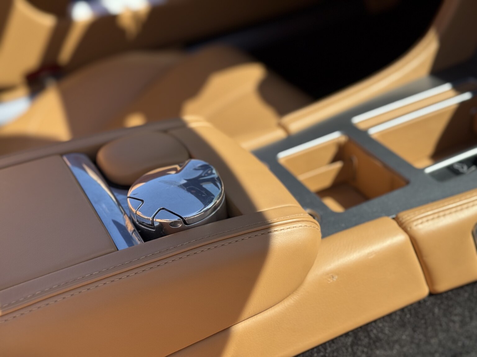 Interior image of 2015 Aston Martin DB9 Volante