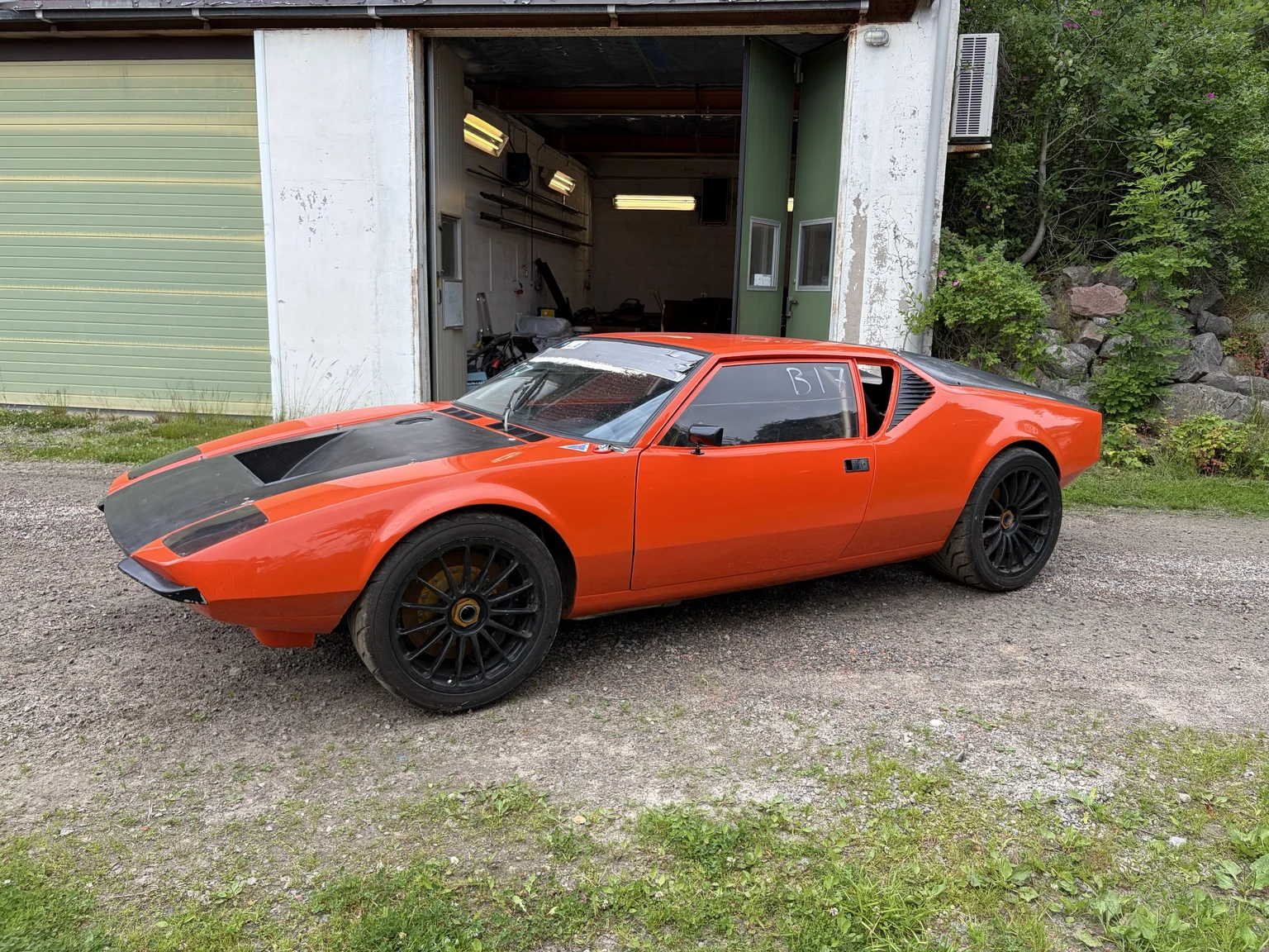 Exteriörbild på 1972 De Tomaso Pantera LS Restomod (9)