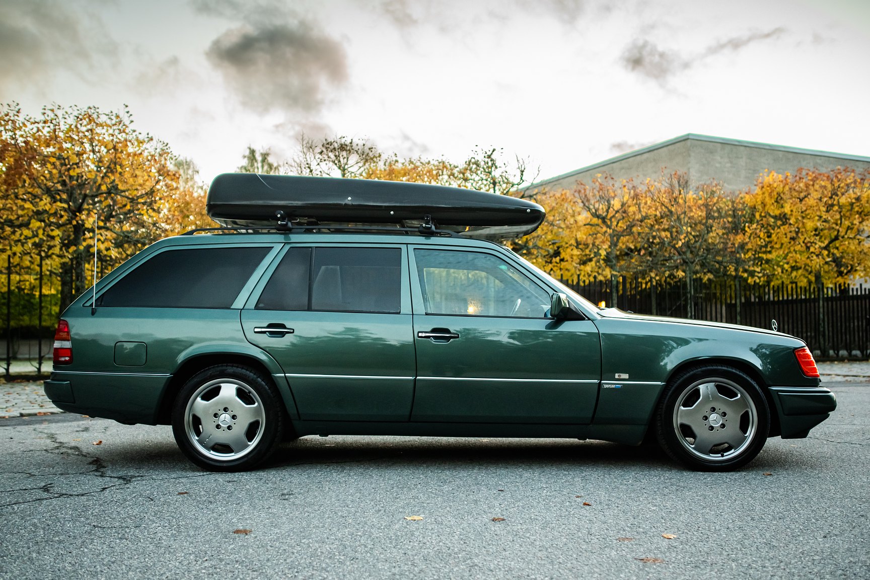 Exterior image of 1996 MERCEDES-BENZ E 320 T