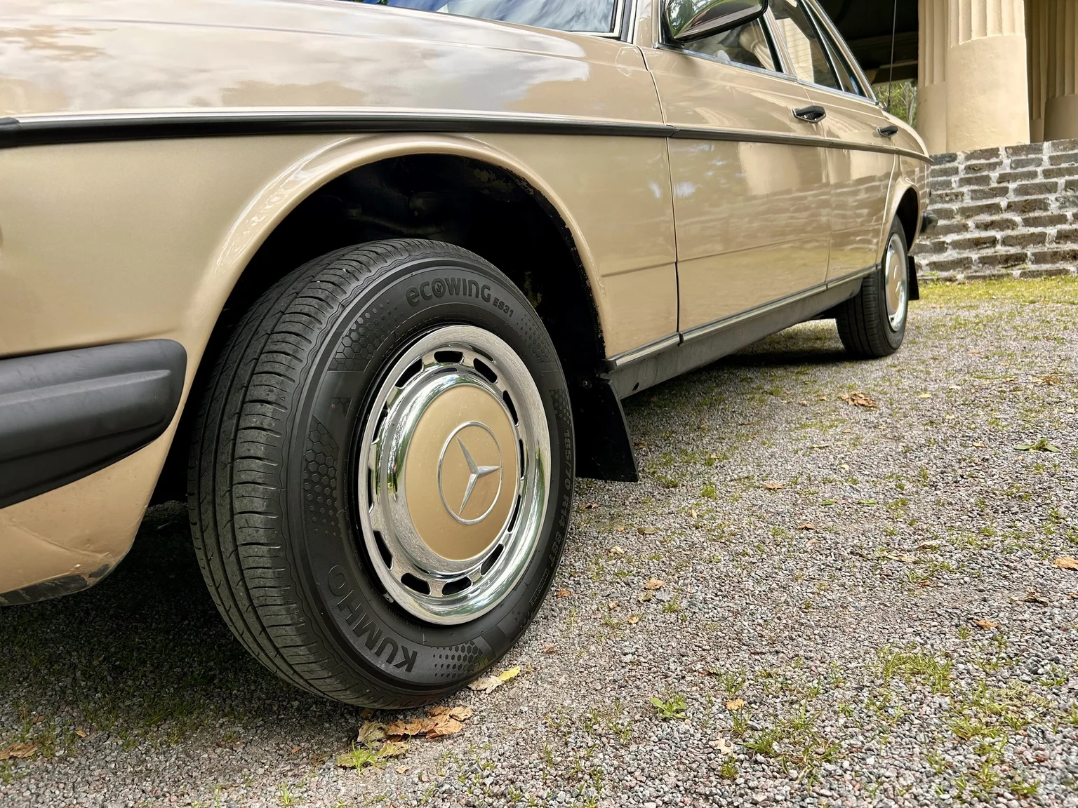 Exteriörbild på 1976 Mercedes-Benz 300 D (27)