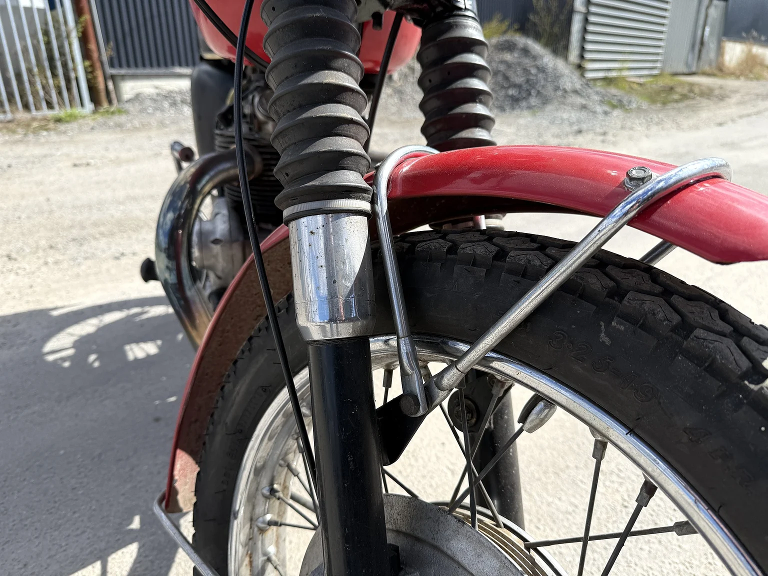 Exteriörbild på 1971 Triumph Daytona 500 (7)