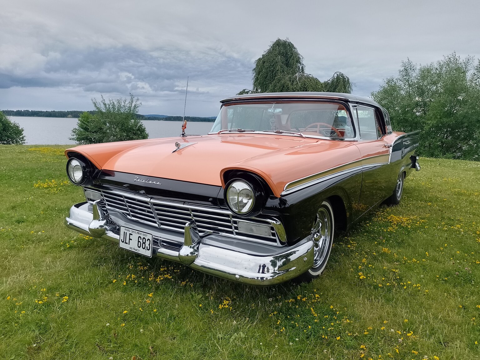 Exterior image of 1957 Ford Fairlane 500 Skyliner Retract